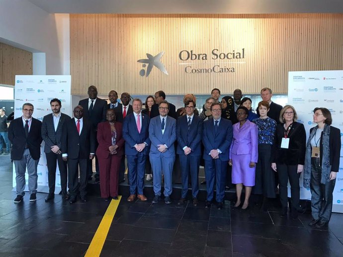 El ministro de Sanidad, Salvador Illa, junto con las autoridades internacionales antes del inicio del foro