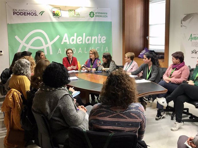 Reunión de Adelante con colectivos de mujeres afectados por "la paralización" de subvenciones a sus proyectos