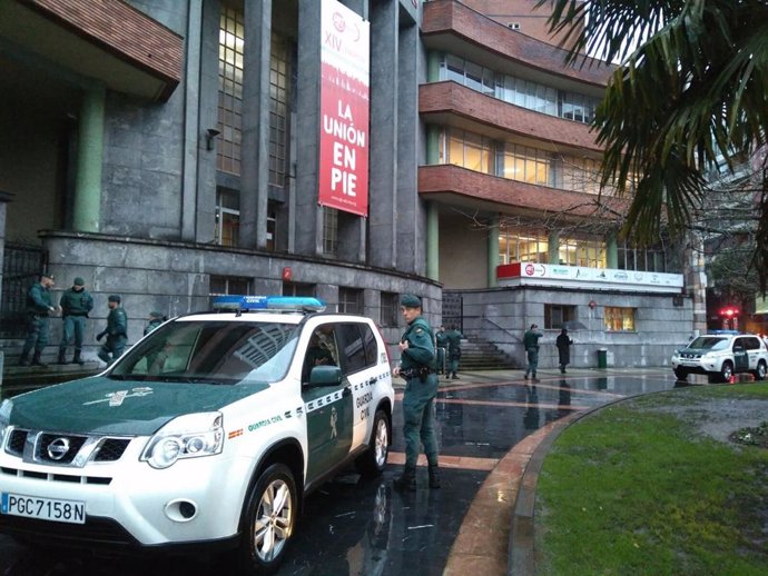 Guardia Civil en la sede de UGT en Asturias durante el registro efectuado en enero de 2017.