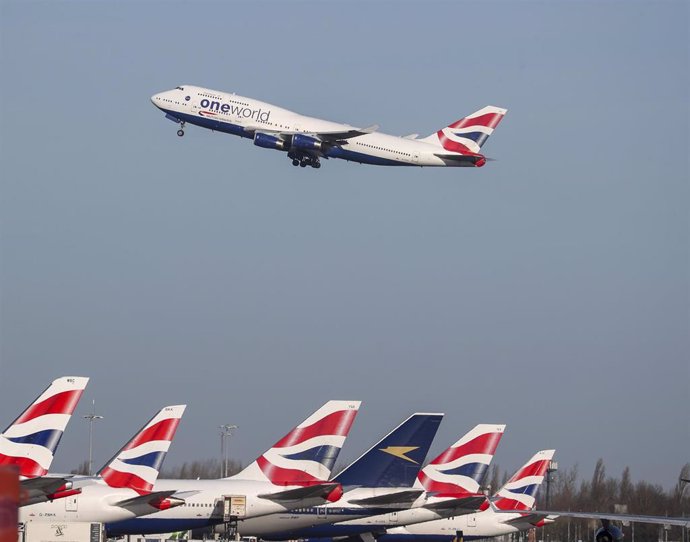 29 January 2020, England, London: A British Airways plane takes off at Heathrow Airport. The airline has said that it has suspended all flights to and from mainland China with immediate effect after the Foreign Office warned against "all but essential t