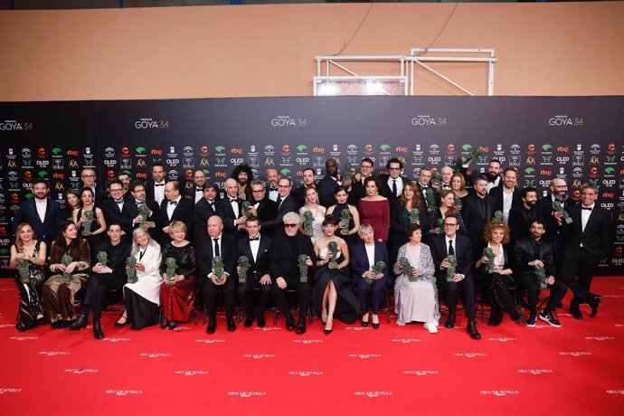 Foto de famialia de todos los premiados de la XXXIV edición de los Premios Goya, en Málaga (Andalucía, España), a 25 de enero de 2020.