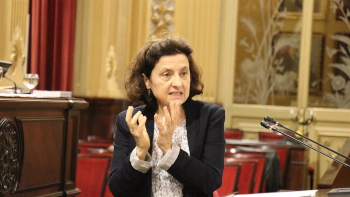 La consellera de Asuntos Sociales y Deportes, Fina Santiago, en el Parlament