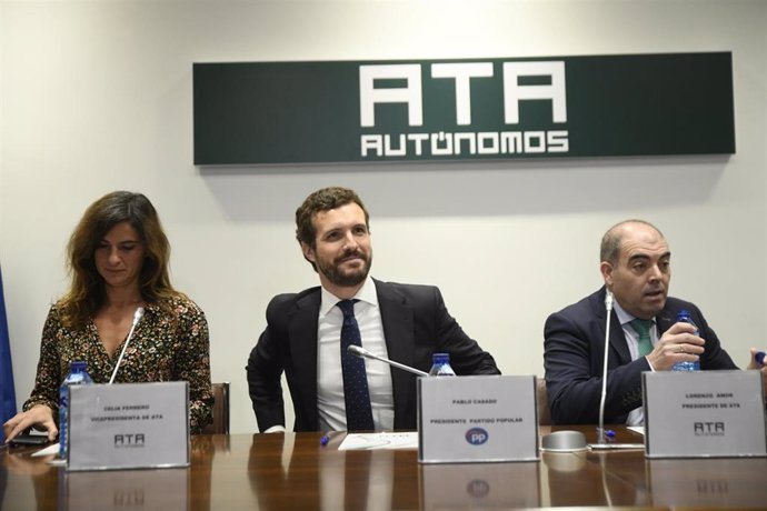 (I-D) La vicepresidenta ejecutiva de la ATA (Asociación de Trabajadores Autónomos), Celia Ferrero; el presidente del PP, Pablo Casado; y el presidente de la ATA, Lorenzo Amor, durante la inauguración de la reunión de la Junta directiva de ATA, en Madrid