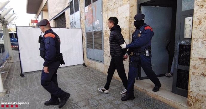 Los Mossos d'Esquadra detienen a una persona en una operación por delitos contra el patrimonio en Calafell (Tarragona).