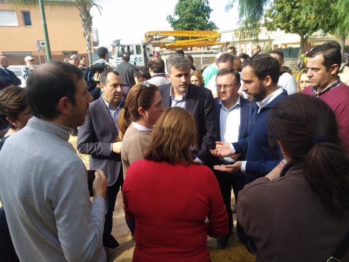 Líderes del PSOE malagueño visitan la zona afectada por el temporal en Campanillas.