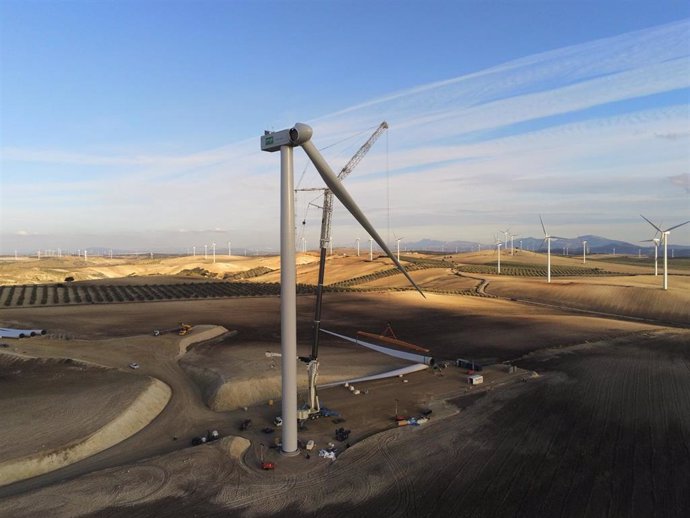 Uno de los últimos aerogeneradores del parque eólico Los Arcos, entre los municipios malagueños de Teba, Campillos y Almargen, que está construyendo Enel Green Power España, filial de Endesa