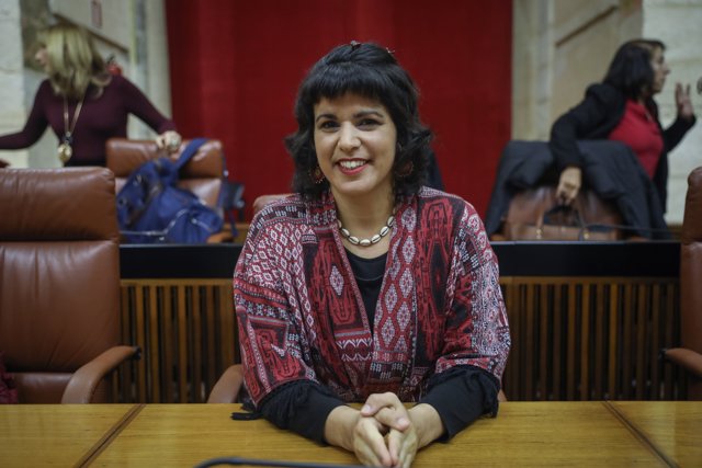 La líder de Adelante Andalucía, Teresa Rodríguez, al inicio del  Pleno extraordinario del Parlamento andaluz para informar sobre el Estado de la Comunidad Autónoma.
  En el Parlamento de Andalucía, a 28 de enero de 2020.