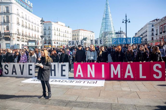 Activistas de la organización internacional Igualdad Animal protestan en la Puerta Del Sol por el impacto de la ganadería industrial en el planeta y en los animales, con motivo del Día Internacional de los Derechos Animales. Puerta del Sol, junto al árb