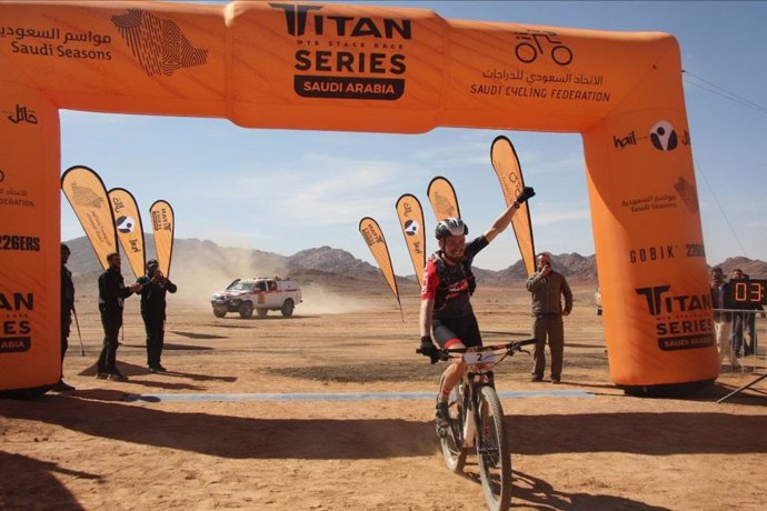 El español Óscar Puyol gana la primera etapa de la Titan Series en Arabia Saudí