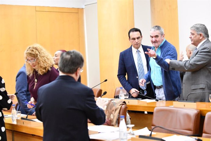 El diputado  Carlos Verdejo (c) de Vox acusa a sus ex compañero en la  Asamblea de Ceuta que ha tenido que ser suspedida  por insultos y amenazas entre diputados por los mensajes de Vox