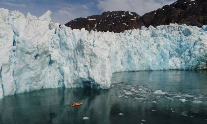 Kayak autónomo ante el frente de hielo del glaciar LeConte