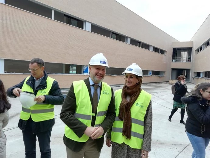 Javier Imbroda e Inmaculada Troncoso en las obras del nuevo colegio de Turruñuelos.