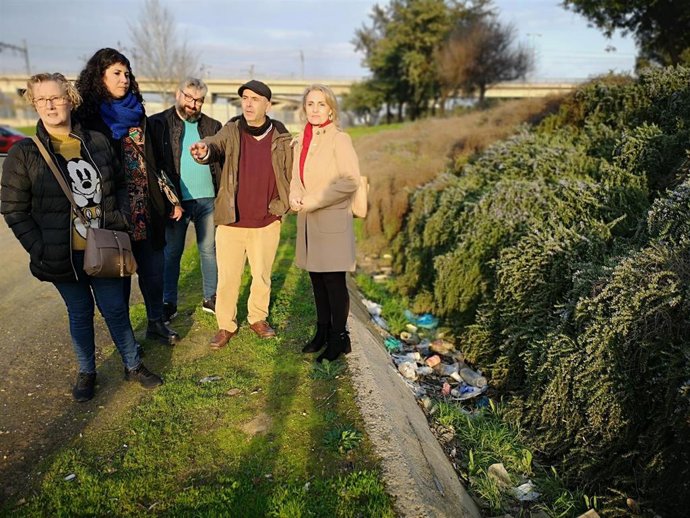 Las ediles de Adelante Sevilla Sandra Heredia y Eva Oliva, durante su visita al parque Ribera del Guadaíra
