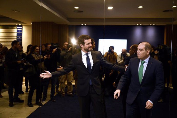 El presidente del PP, Pablo Casado (izq) y el presidente de la ATA, Lorenzo Amor (dech), momentos antes de empezar la  reunión de la Junta directiva de ATA, en Madrid (España), a 29 de enero de 2020.
