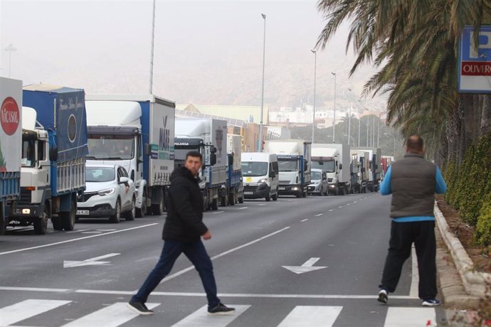 Las organizaciones agrarias Asaja, COAG, UPA y las organizaciones de comercialización Coexphal y Ecohal convocan una concentración de camiones y vehículos agrícolas en Almería. En la explanada del Puerto de Almería.