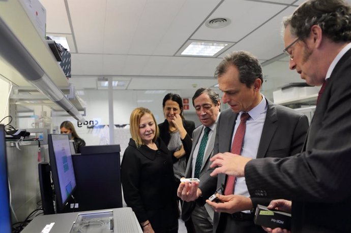El ministro de Ciencia e Innovación, Pedro Duque, en su visita al Centro Nacional de Análisis Genómico del Centro de Regulación Genómica (CNAG-CRG), en Barcelona, donde se ha reunido con Luis Serrano, presidente de la alianza SOMMa
