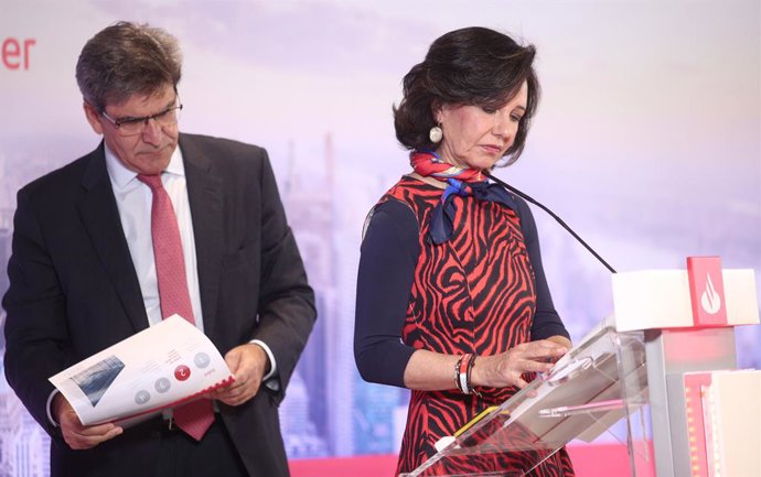 El consejero delegado del Banco Santander, José Antonio Álvarez y la presidenta del Banco Santander, Ana Botín durante la presentación de los resultados de 2019, en la Ciudad Grupo Santander, en Boadilla del Monte/Madrid (España), a 29 de enero de 2020.