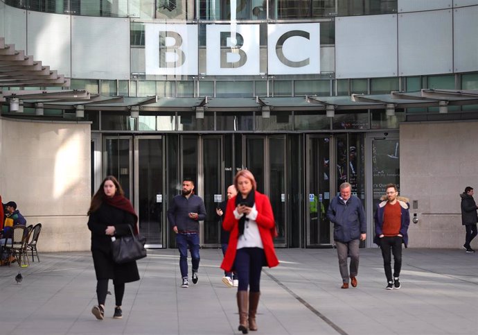 29 January 2020, England, London: People walk past the entrance of the BBC Broadcasting House, which to announce cuts to its news division as part of a cost-cutting drive. Photo: Aaron Chown/PA Wire/dpa