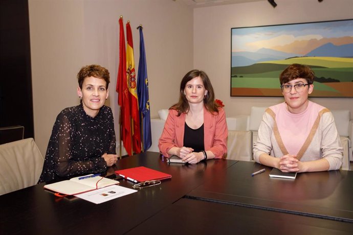 María Chivite con María Ibarrola, decana del Colegio de Sociología y Politología de Navarra y a Alexia Canto, vicedecana