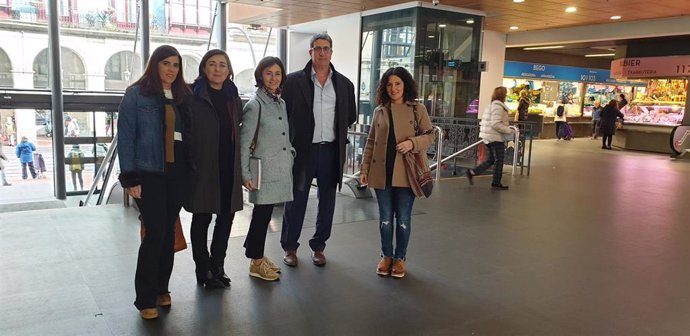 Representantes del Mercado de San Martín (San Sebastián)  visitan el Mercado de La Ribera de Bilbao