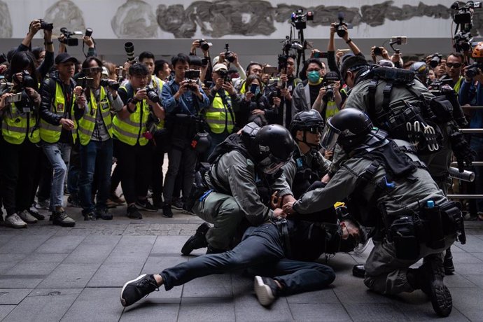 Policías detienen a un manifestante en una protesta por la democracia en Hong Kong