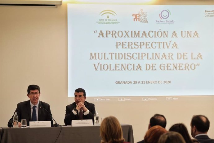 Imagen de la participación de Juan Marín en las jornadas 'Aproximación a una perspectiva multidisciplinar de la Violencia de Género' para profesionales