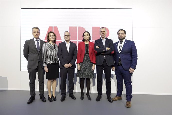 Inauguración del centro de innovación de ABB en Barcelona, con la presencia de: de izquierda a derecha, Teppo Tauriainen, Marina Bill, Marc Gómez, Reyes Maroto, Sergio Martin y Juli Fernandez.
