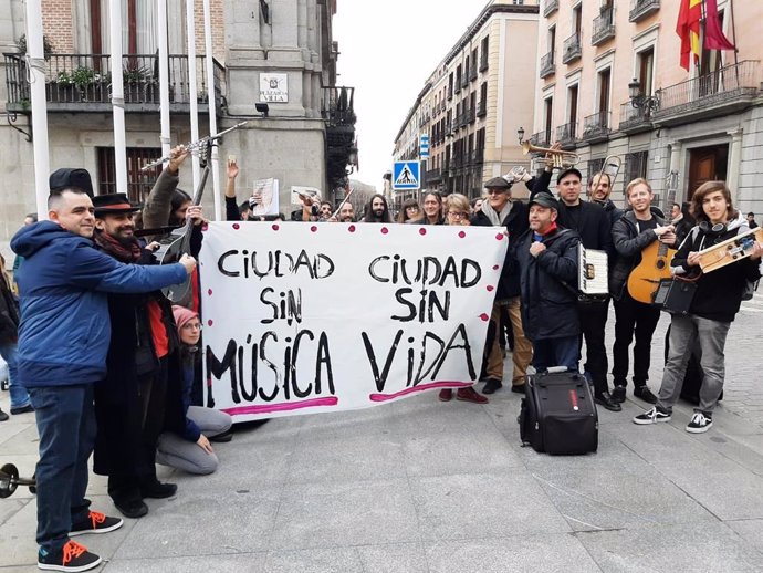 Músicos callejeros realizan una concentración para reclamar que el Ayuntamiento les conceda de nuevo autorizaciones para actuar de nuevo de forma legal.