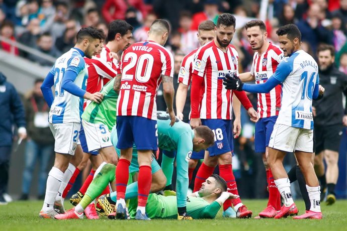 El portero del Leganés Iván Cuéllar, inmerso en la refriega final del partido contra el Atlético de Madrid