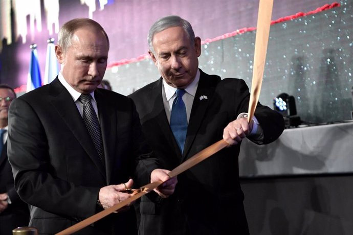 El presidente de Rusia, Vladimir Putin (i), y el primer ministro de Israel, Benjamin Netanyahu (d)