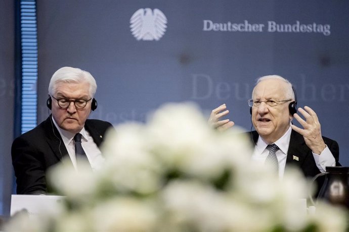Los presidentes de Alemania e Israel, Frank-Walter Steinmeier (i) y Reuven Rivlin (d), respectivamente