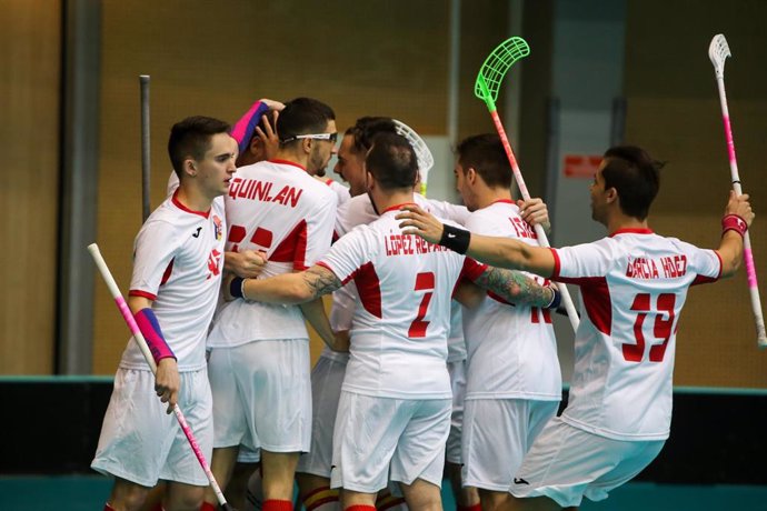 La selección española de floorball celebra uno de sus goles ante Países Bajos en la fase de clasificación para el Mundial