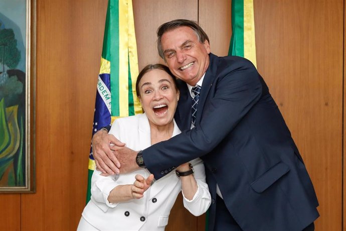 La actriz de culebrones Regina Duarte junto al presidente de Brasil, Jair Bolsonaro. 