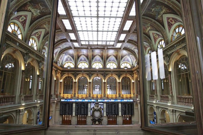 Economía/Bolsa.- El Ibex 35 sigue la estela de Asia y despierta con una caída de