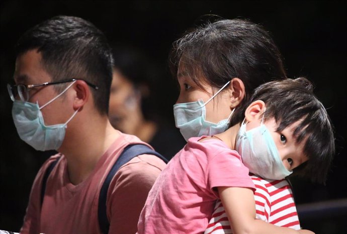 Personas con mascarilla para protegerse del brote del nuevo coronavirus. 