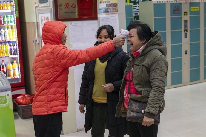 Medición de temperatura corporal en un supermercado de la ciudad china de Ningming