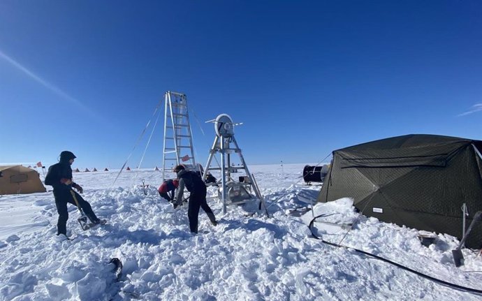 Primera detección de agua tibia bajo un inestable glaciar antártico