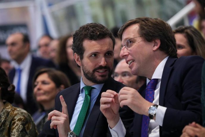 El presidente del Partido Popular, Pablo Casado (izq) y el alcalde de Madrid, José Luis Martínez-Almeida (dech), en la celebración del Día de Madrid en la Feria Internacional de Turismo, Fitur 2020 durante su tercera jornada, en Madrid (España), a 24 de
