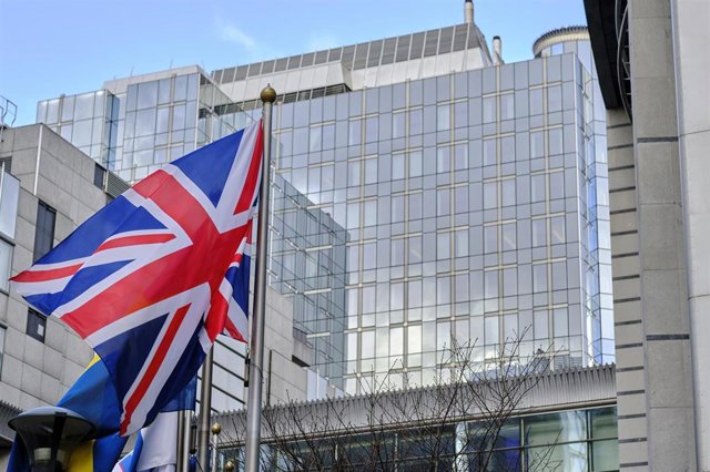 La bandera de Reino Unido frente a la sede del Parlamento Europeo en Bruselas