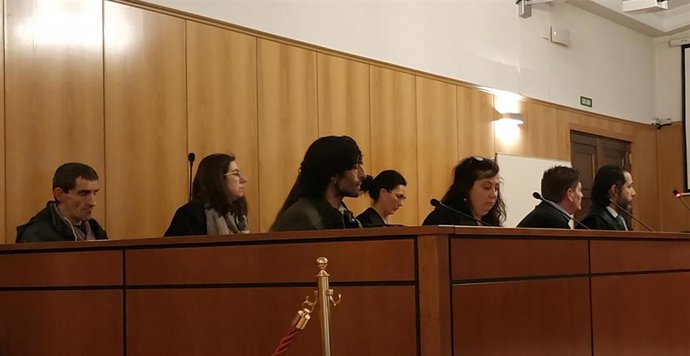 Los cuatro acusados y sus letrados, durante la conformidad celebrada en la Audiencia de Valladolid.