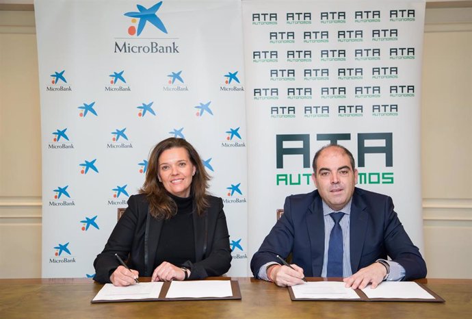 La consejera de MicroBank, Ana María Díez, y el presidente de ATA Autónomos, Lorenzo Amor