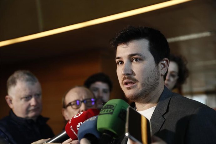 El portavoz de Más Madrid en la Asamblea, Pablo Gómez Perpiny ofrece declaraciones a los medios de comunicación después de registrar una proposición no de ley.