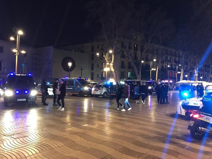 Operación policial en La Rambla de Barcelona para prevenir hurtos y robos.