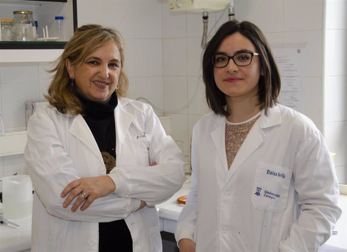 La doctora Rosa Bolea, a la izquierda, y la doctora ejeana Eloísa Sevilla, en la Unidad de Microbiología e Inmunología de la Facultad de Veterinaria de la Universidad de Zaragoza.