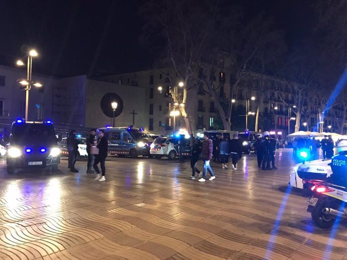 Operació policial a la Rambla de Barcelona per prevenir furts i robatoris.