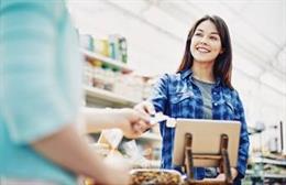 Una mujer compra en un comercio minorista