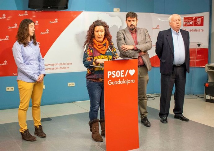 La alcaldesa de Trillo, Lorena Álvarez, en rueda de prensa.