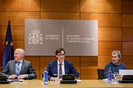 (I-D) El secretario general de Sanidad, Faustino Blanco; el ministro de Sanidad, Salvador Illa y el director del Centro de Coordinación de Emergencias de Sanidad, Fernando Simón, durante la reunión con representantes de sociedades científicas, en Madrid (