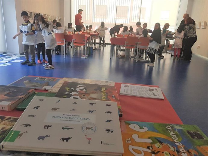 Escolares en el taller paralelo a la exposición de dioramas de Antonio Santos 'Cuentos de la selva', en la Biblioteca Rafael Azcona.