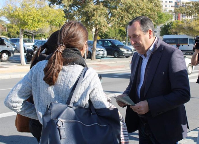 Jose Luis Ruiz Espejo (PSOE) en una campaña en la puerta de la UMA